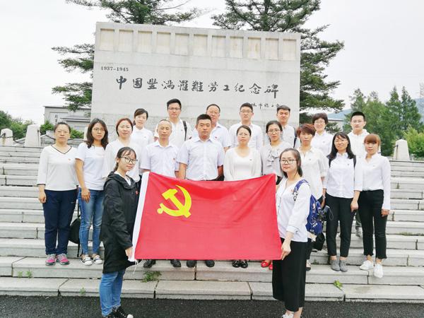 在纪念碑前合影留念__.jpg