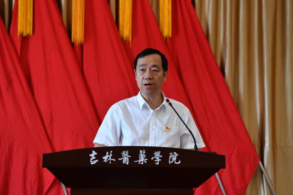 蔡建辉校长宣读文件.JPG