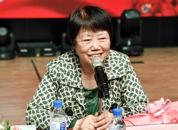 刘凤英女士作报告___.jpg