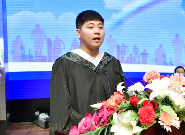 贾鹏同学代表全体毕业生发言___.jpg