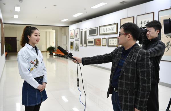 学生代表邴亚东接受省、市级媒体采访___.jpg