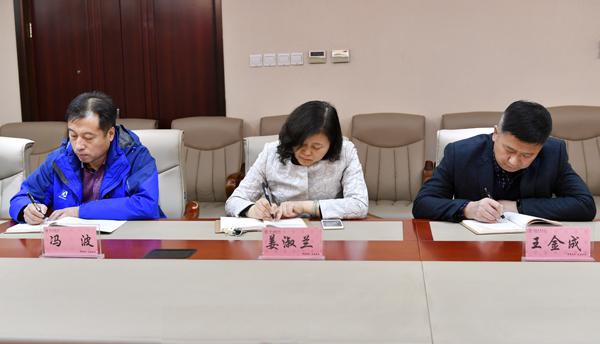 与会委员认真听记___.jpg