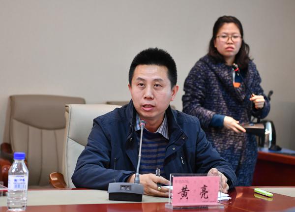 黄亮副院长作报告__.jpg