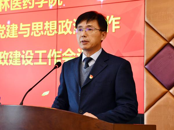 学校纪委书记白雪作报告___.jpg