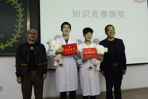 曲保忠副书记（右1）和浦贴民主任（左1）为一等奖获得者颁奖__.jpg