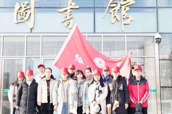 志愿者和老师合影__.jpg