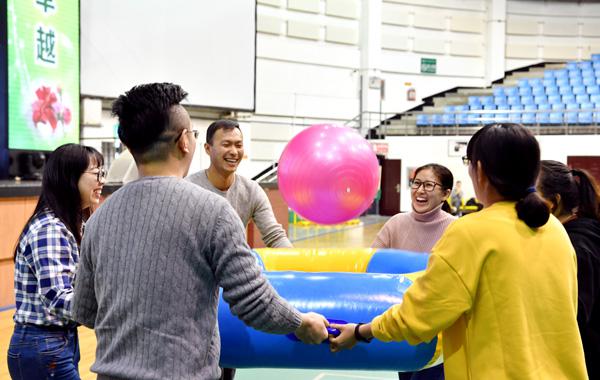 教工们参加“众星捧月”比赛项目___.jpg
