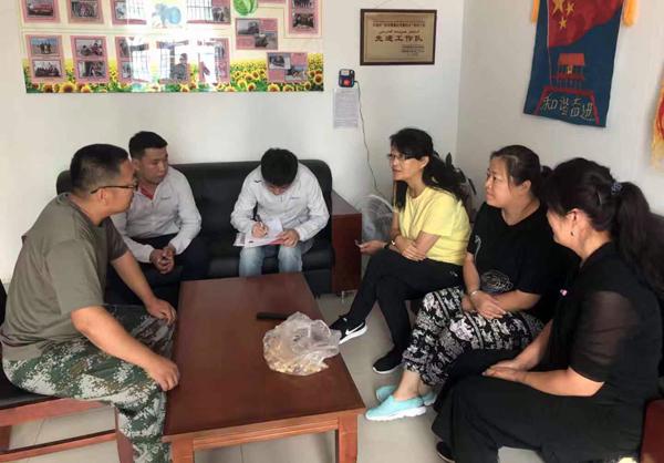 家访人员仔细询问情况___.jpg