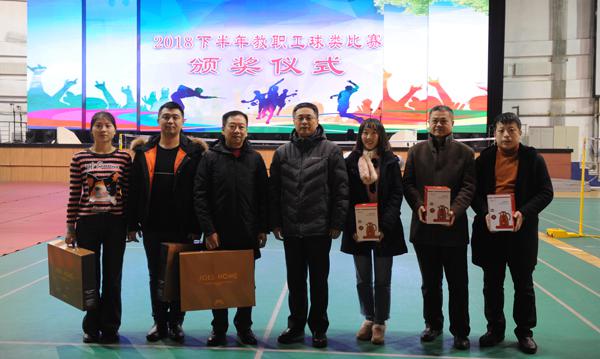 2张印副书记（中）为获奖者颁奖__.jpg