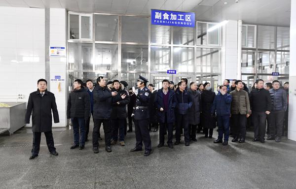 大家参观服刑人员生活区域___.jpg