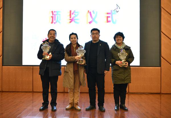 组织部部长刘宇为组织工作奖获奖单位代表颁奖__.jpg