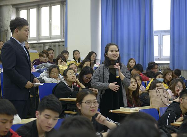学生现场向企业家提问__.jpg