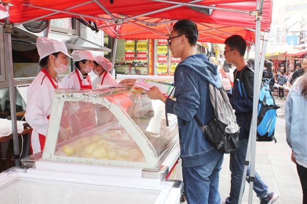 我校志愿者在向市民发放宣传单__.jpg