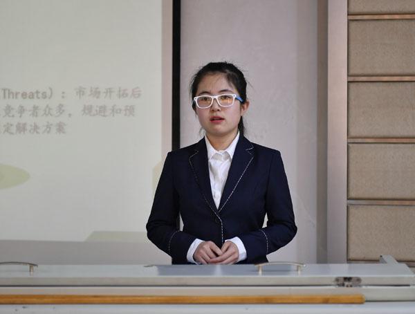 参赛团队代表在答辩__.jpg