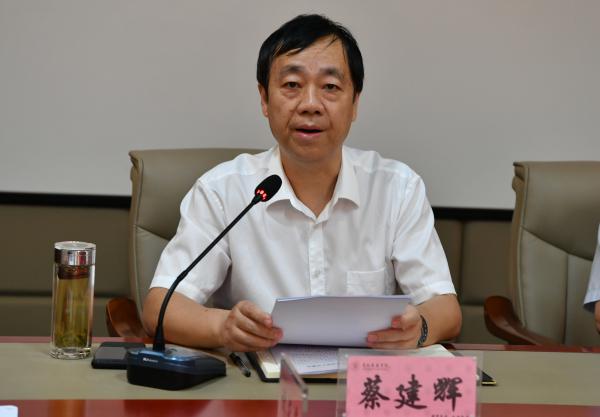 校长蔡建辉主持会议.jpg