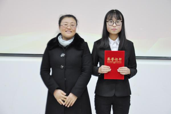 李卉老师为冠军队伍颁奖__.jpg