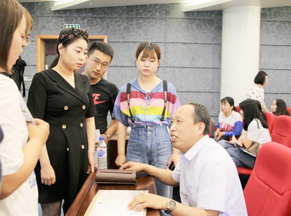 招聘会交流__.jpg
