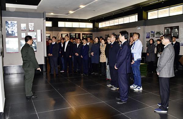 大家参观东北抗日联军蒿子湖密营纪念馆___.jpg