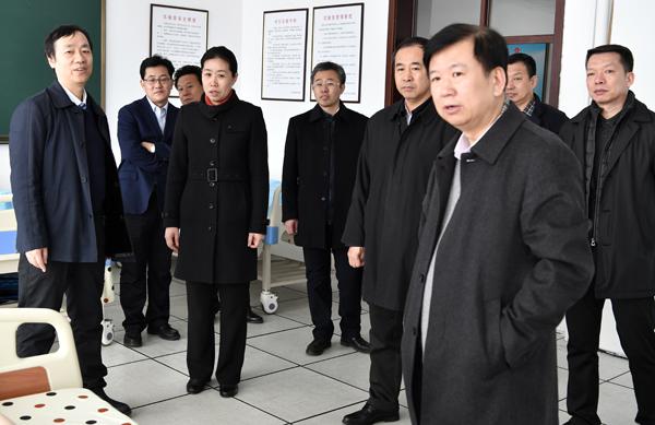 调研组一行走访临床技能实验中心___.jpg