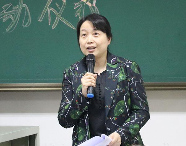 1学校团委书记胡晋宣读表彰通报__.jpg