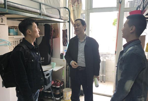学校校长蔡建辉走进宿舍与学生交谈__.jpg