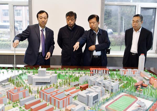 张焕秋书记在校史陈列馆听取校领导介绍校情___.jpg