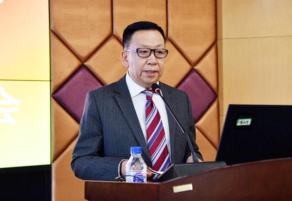 学校工会主席何加军主持会议___.jpg