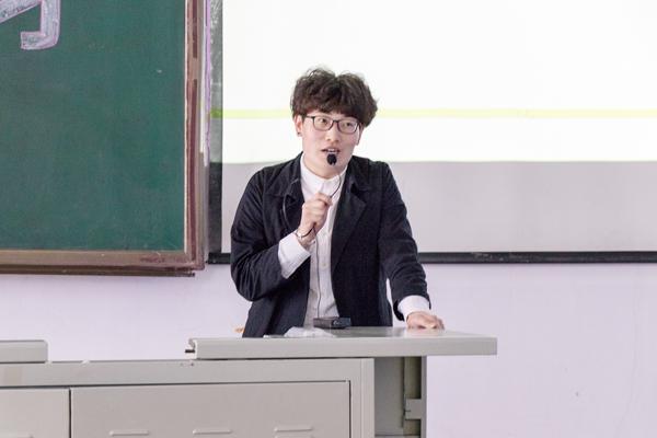 杨佳学姐为同学们解答疑惑__.jpg
