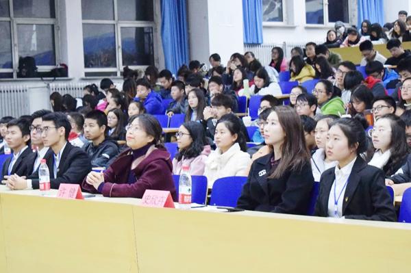 嘉宾与学生们一起观看宣传视频__.jpg