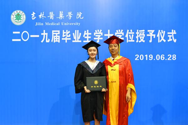 毕业生与蔡建辉校长合影留念___.jpg