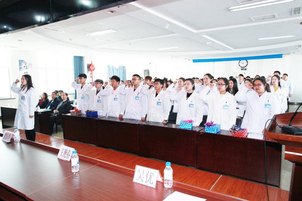 全体学生宣读中国医学生誓言__.jpg