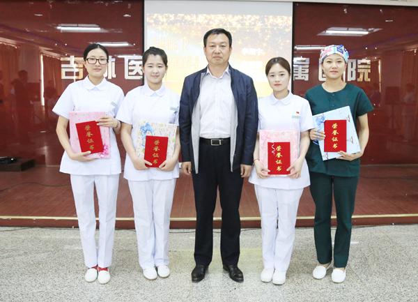 王柳行副校长为获奖人员颁奖__.jpg