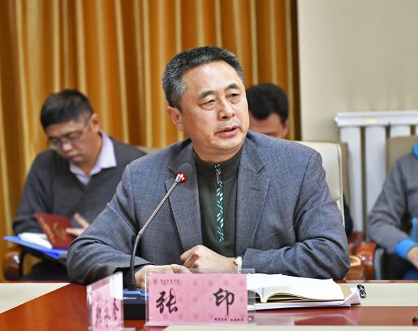 学校党委副书记张印主持会议__.jpg