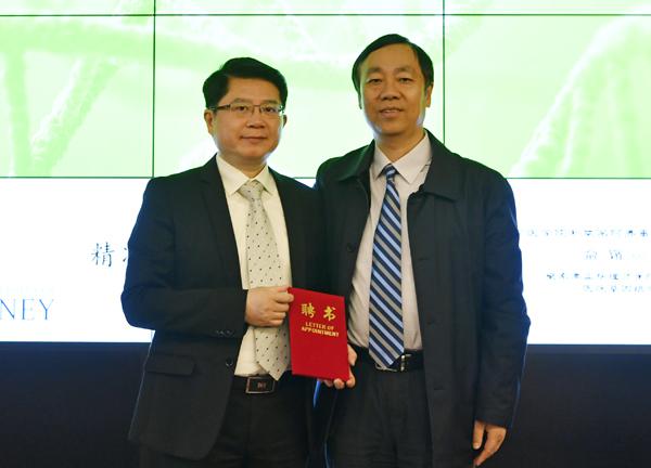 蔡建辉校长为俞镔副教授颁发聘书__.jpg