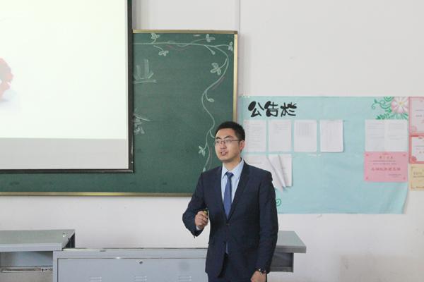 李老师在宣讲__.jpg