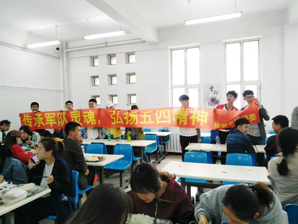 同学们深情演唱1__.jpg