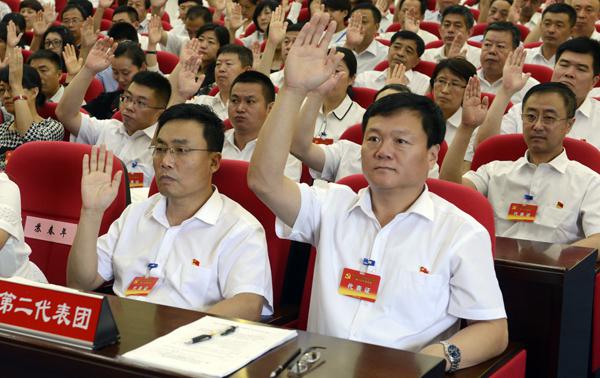 代表们现场举手表决___.jpg