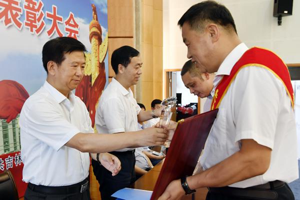 郑永奎书记为获奖者颁奖___.jpg