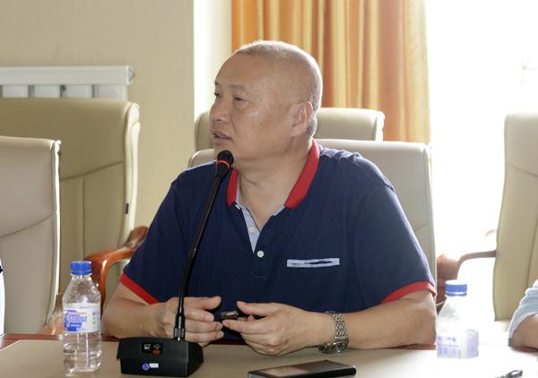 3罗跃嘉教授主持会议___.jpg