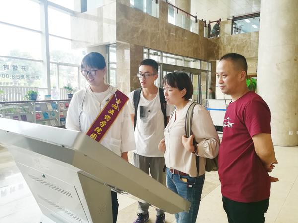 和家长一起参观图书馆__.jpg