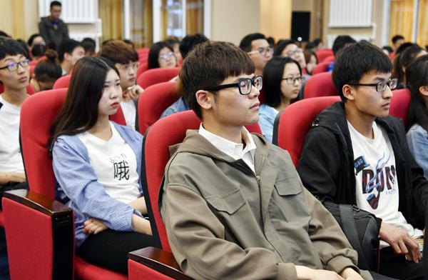 学生们认真听讲__.jpg