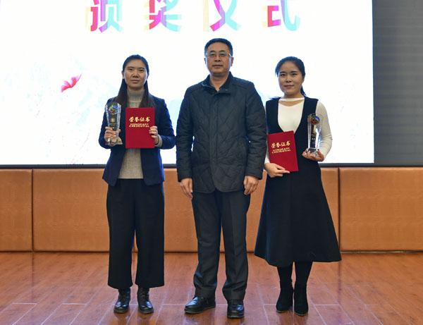 党委副书记张印为一等奖获得者颁奖__.jpg