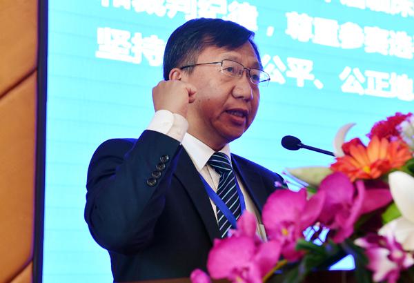 裁判长王仲教授代表全体裁判员宣誓___.jpg