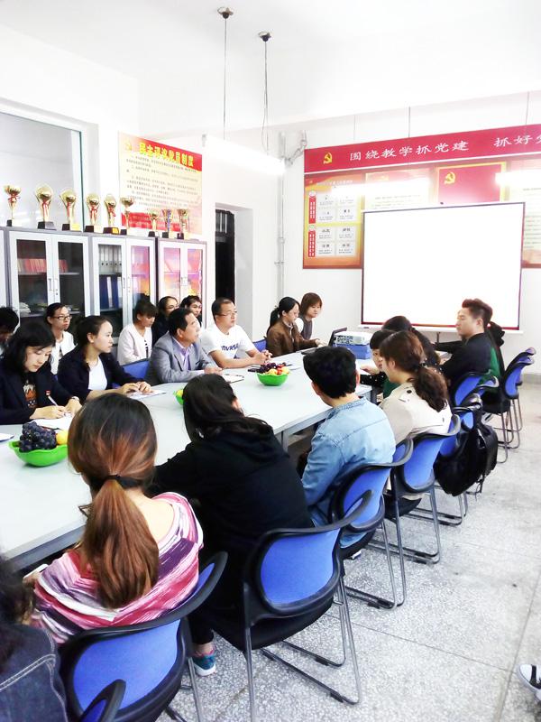 少数民族学生积极互动__.jpg
