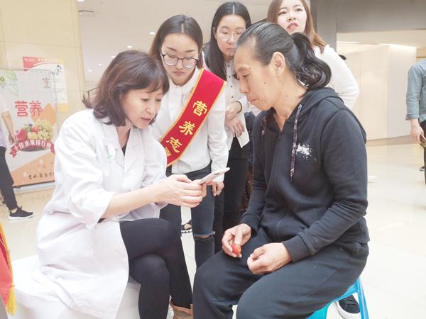 李善姬主任做健康指导__.jpg