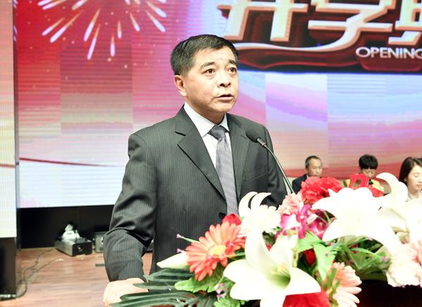 聂翔主任主持开学典礼___.jpg