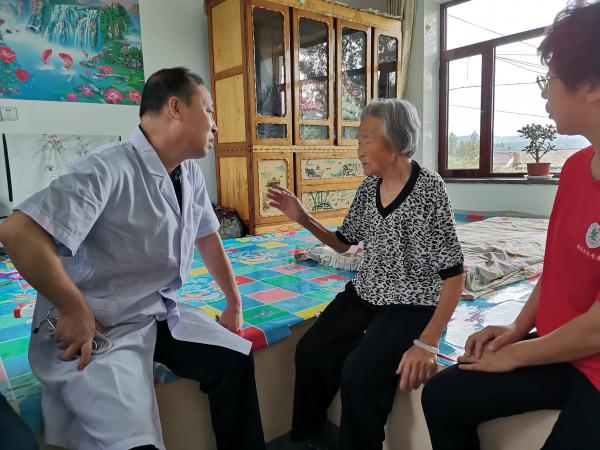 慢性病防治团队探访村民.jpg