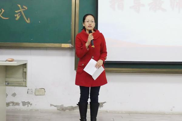 尹艳辉教授向学生们讲解“大学生马克思主义自学组织”与“青马社”成立的目的、意义及影响__.jpg