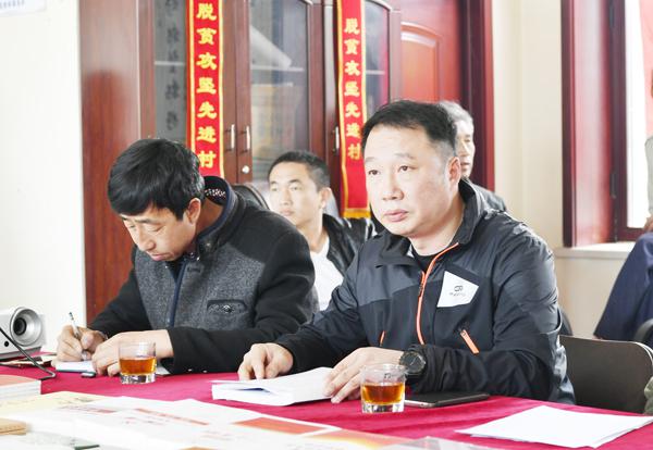 9、驻村第一书记王权主持会议__.jpg