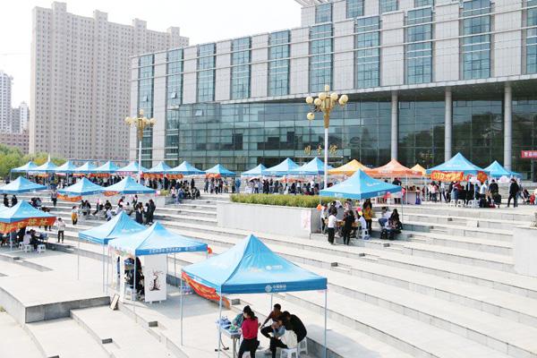 招新活动43家社团全景__.jpg